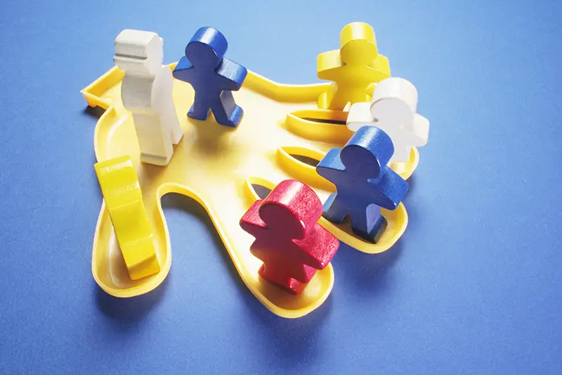 Figuras de colores sobre una mano amarilla